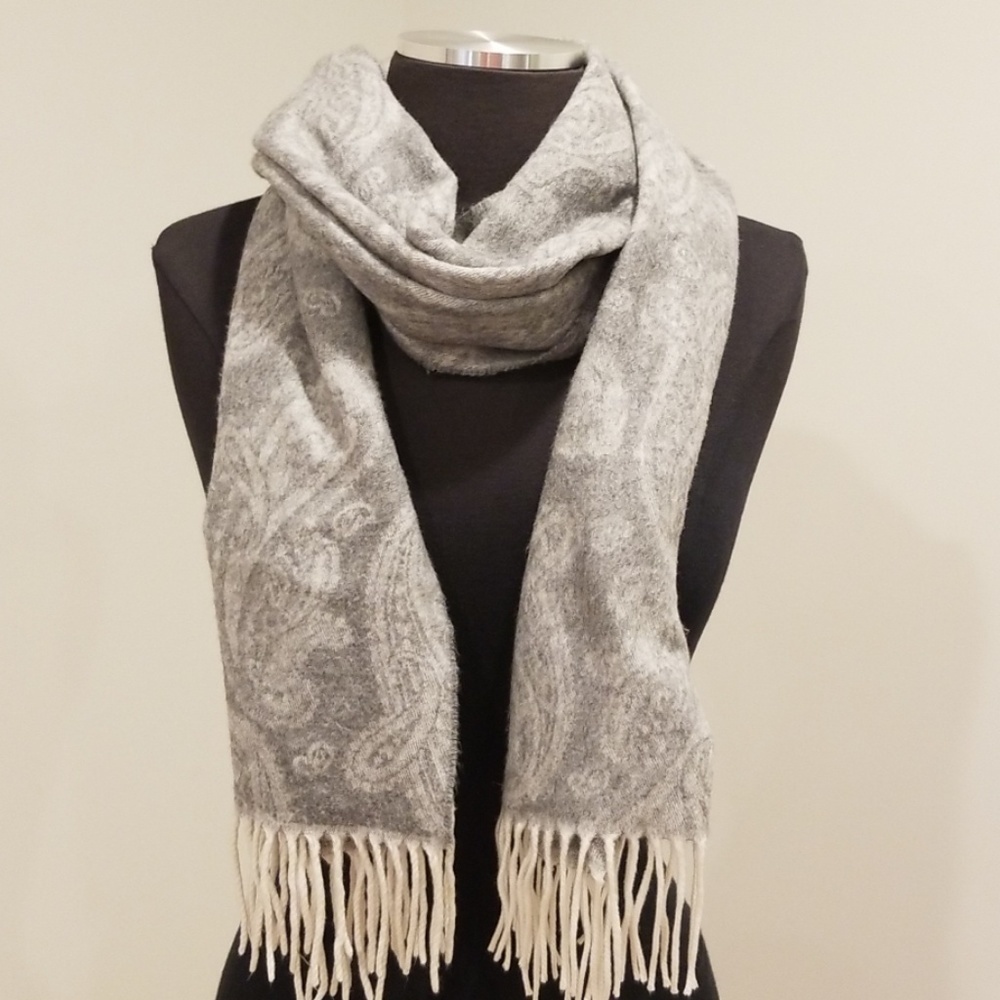 V. FRAAS Cashmink oversized Grey Printed Scarf